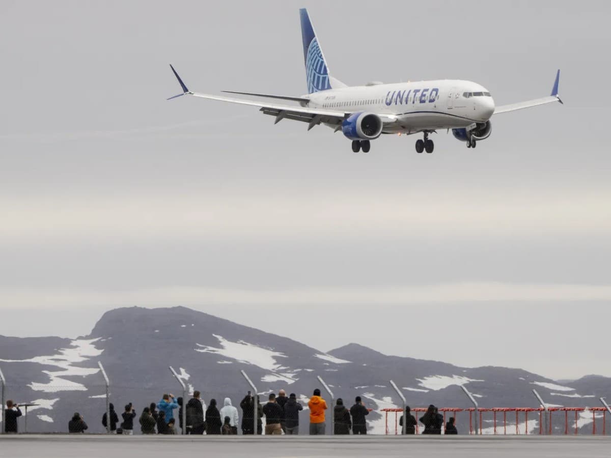 United Airlines flight was 19 feet above highway when it struck a pole as it was landing at Newark last month, NTSB says